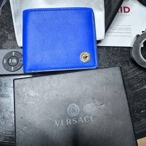 Versace Electric Blue Leather 6CC Bifold wallet NEW